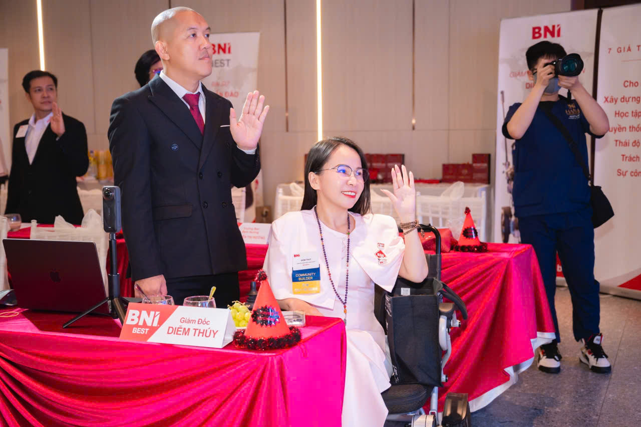Diễm Thúy khai mạc cùng Ban lãnh đạo BNI