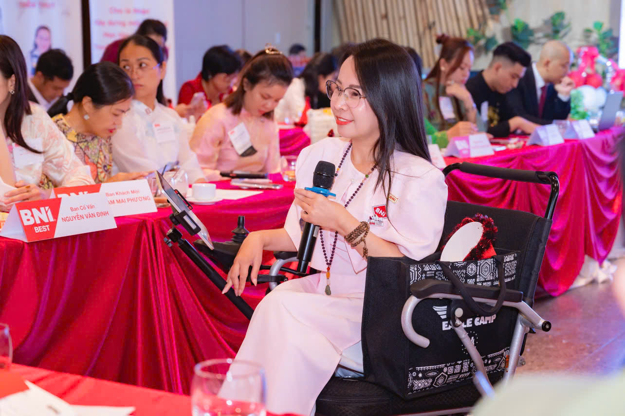 Diễm Thúy cầm micro dẫn dắt sự kiện