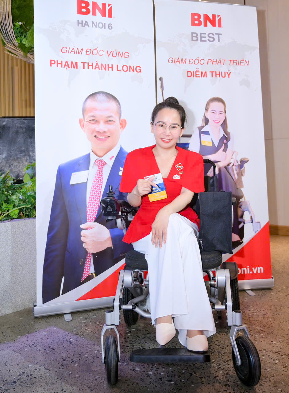 Diễm Thúy bên standee thầy Phạm Thành Long tại BNI